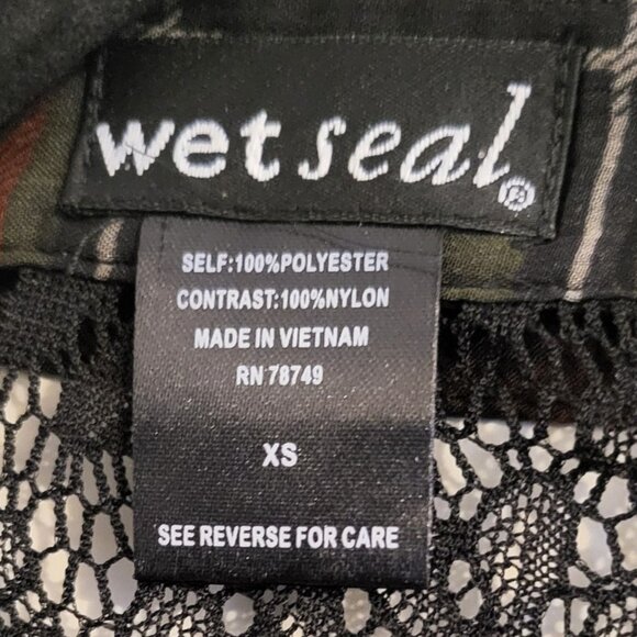 WET SEAL | Sheer Flannel Red & Green Sleeveless Blouse - Picture 4 of 9